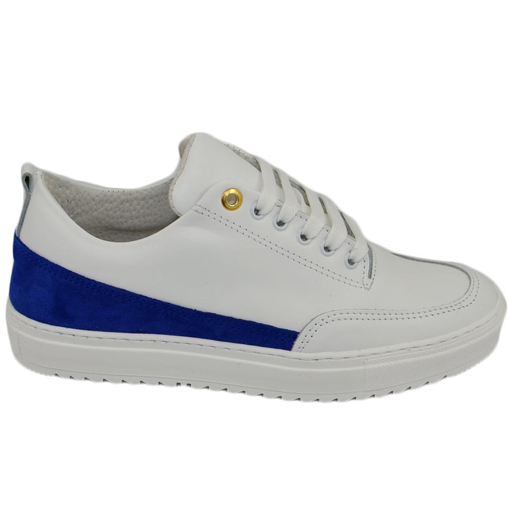 Scarpe sneakers bassa uomo vera pelle bianco con fascia blu occhiello oro fondo zigrinato made in italy	