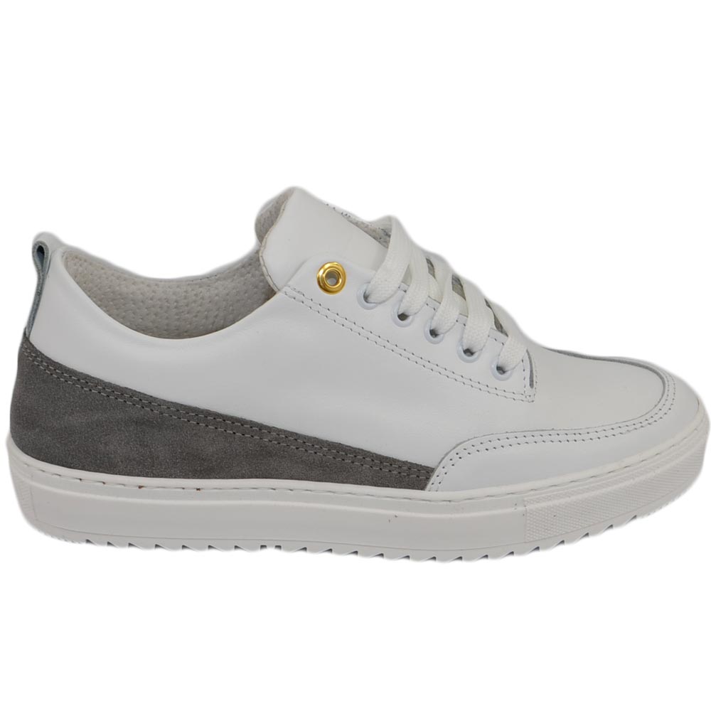 Scarpe sneakers bassa uomo vera pelle bianco con fascia grigia occhiello oro linea basic fondo zigrinato made in italy	