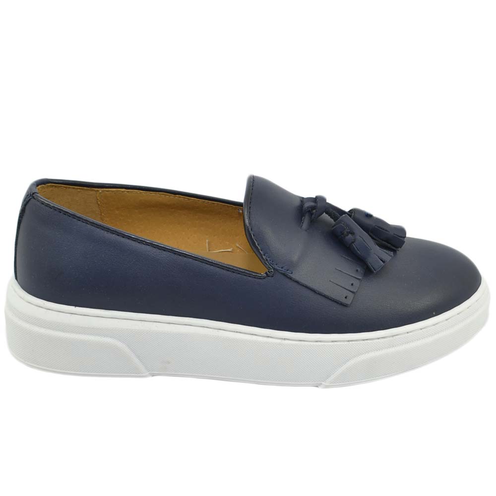 Mocassini uomo slip on classico sportivo in vera pelle di nappa blu navy con frange e bon bon fondo bianco alto