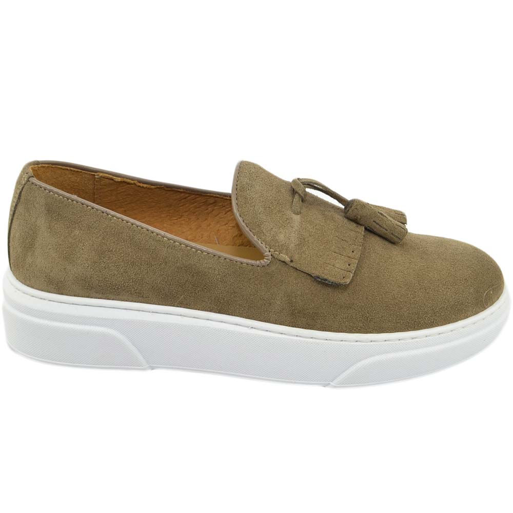 Mocassini uomo slip on classico sportivo in vera pelle scamosciata beige  con frange e bon bon fondo bianco alto uomo mocassini Malu Shoes | MaluShoes