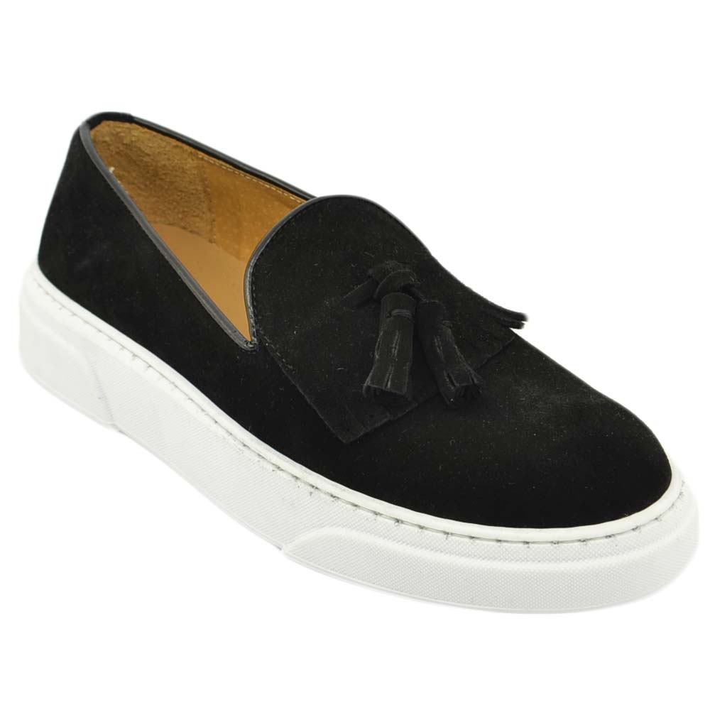 Mocassini uomo slip on classico sportivo in vera pelle nera scamosciata con frangie e bon bon fondo bianco alto