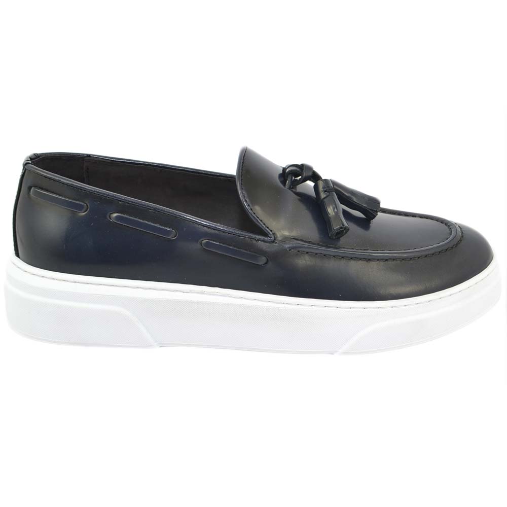 Mocassini uomo slip on classico sportivo in vera pelle abrasivata blu notte cuciture in punta bon bon fondo bianco alto