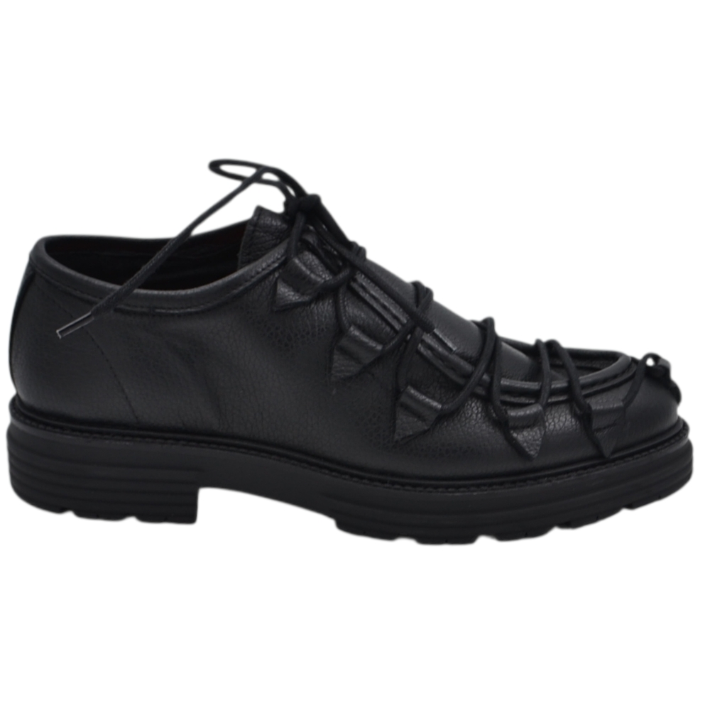 scarpa stringata uomo in vera pelle martellata nera con allacciatura intrecciata fino in punta e fondo roccia 3cm.
