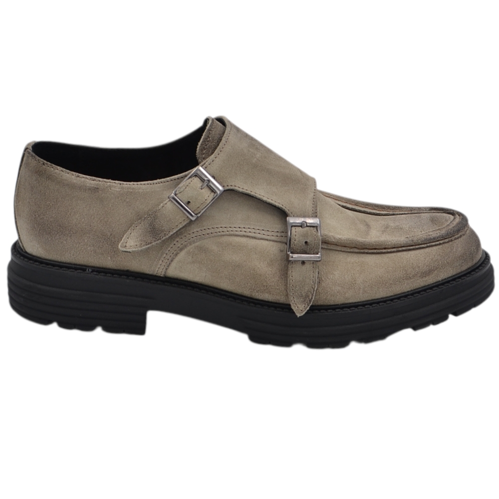 polacchino doppia fibbia uomo in vero camoscio grigio tortora con punta tonda effetto vintage fondo roccia 3 cm .