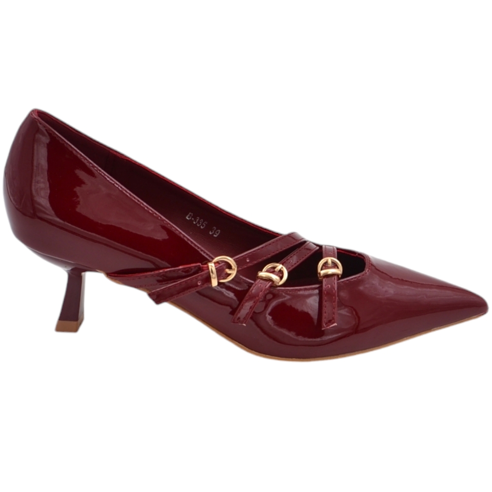 Decollete donna in vernice bordeaux con tacco basso 3 cm  e cinturini incrociati sul dorso piede ganci oro