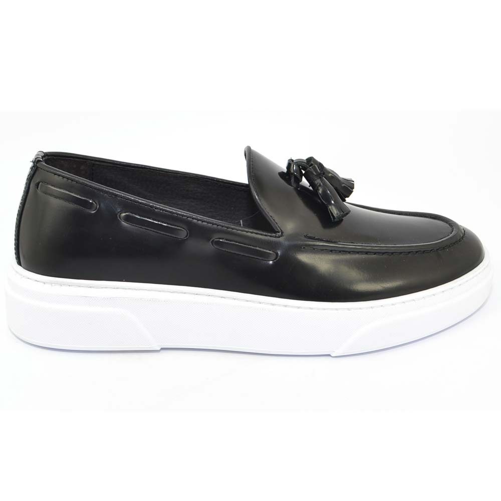 Mocassini uomo slip on classico sportivo in vera pelle abrasivata nero cuciture in punta bon bon fondo bianco alto.