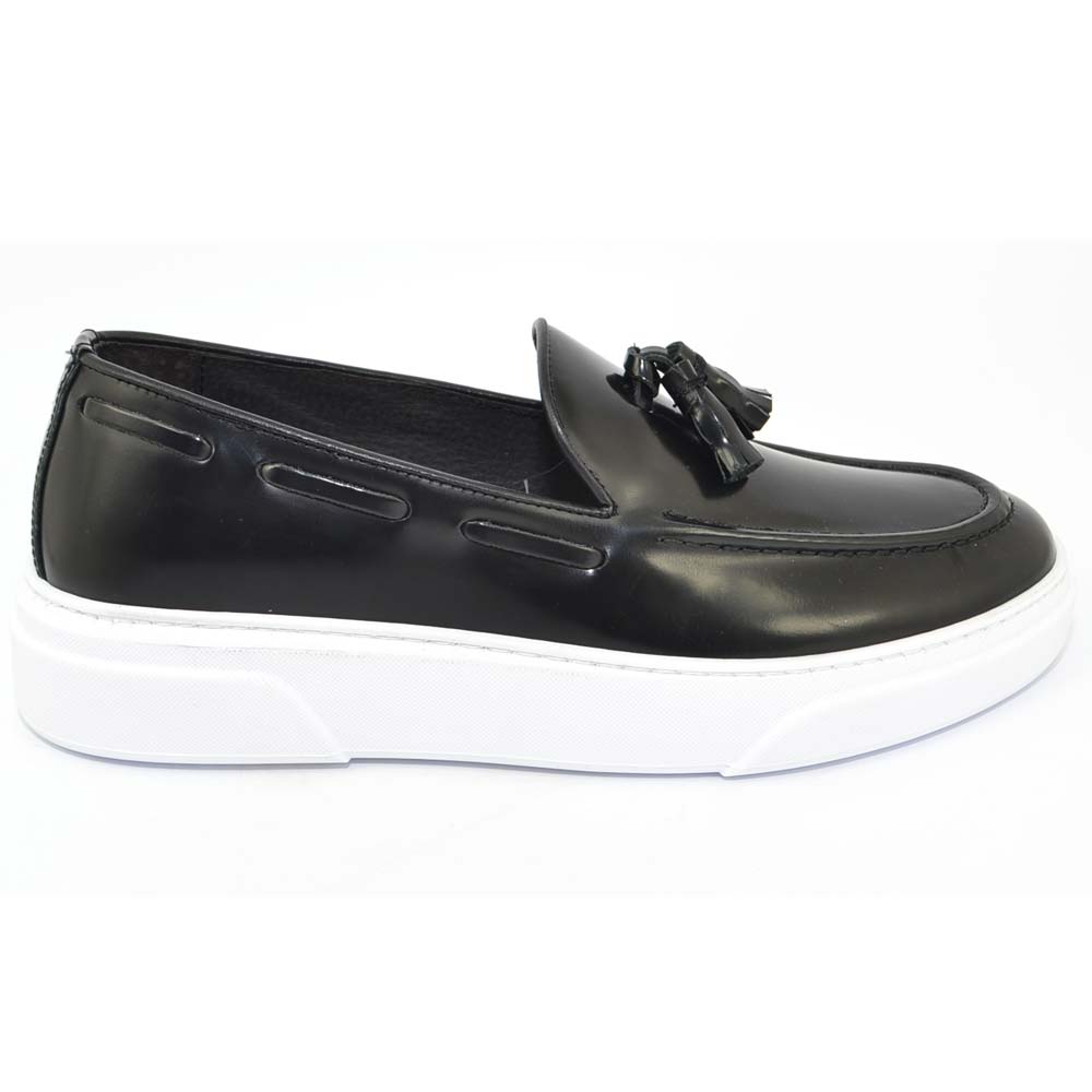 Mocassini uomo slip on classico sportivo in vera pelle abrasivata nero cuciture in punta bon bon fondo bianco alto