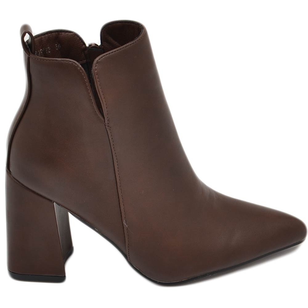 Tronchetto donna alla caviglia marrone testa di moro aderente con scollo a v zip a punta tacco largo 8 cm moda 
