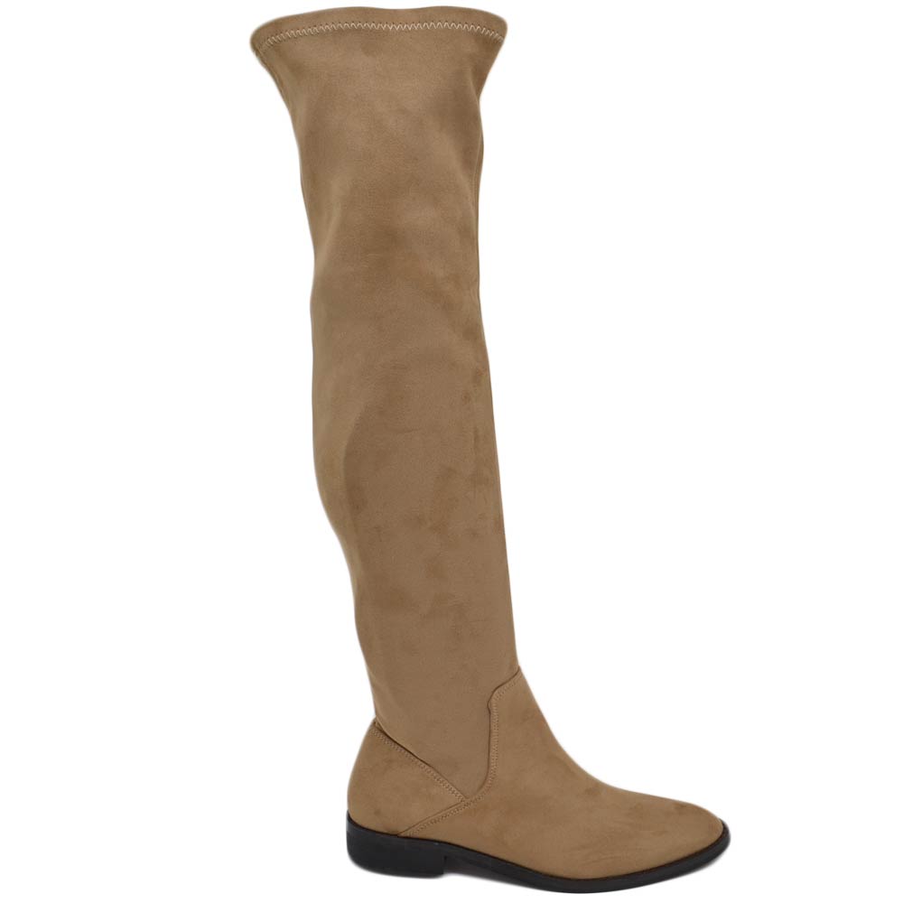 Stivale donna alto a punta camoscio beige sopra al ginocchio in camoscio effetto calzino suola gomma bassa .