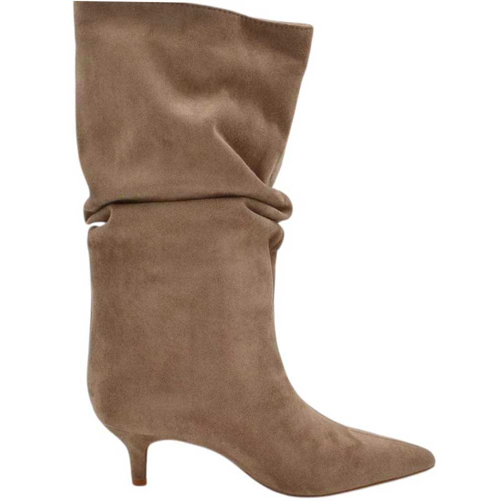 Tronchetto stivaletto beige in camoscio donna linea Basic con tacco a spillo basso 5 cm vestibilita' over con zip punta.