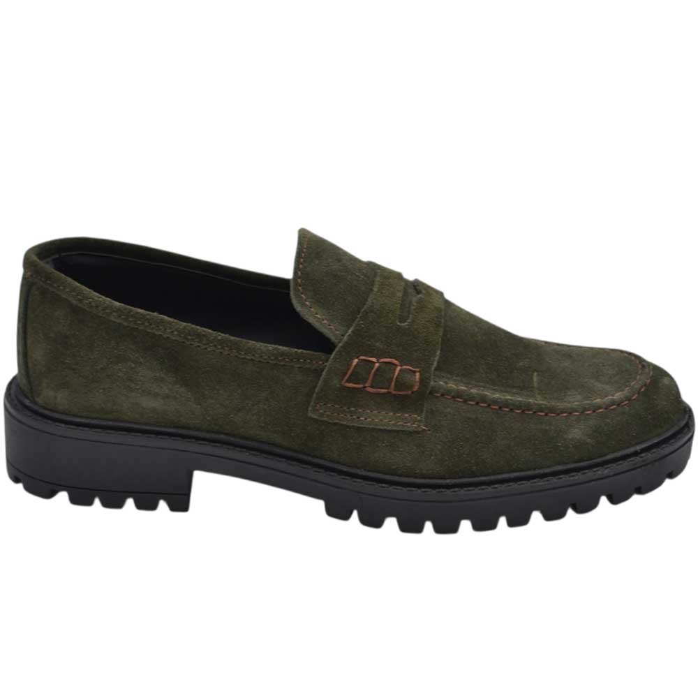 Scarpe uomo mocassino con bendina verde in vera pelle scamosciata business fondo gomma zigrinato alto.