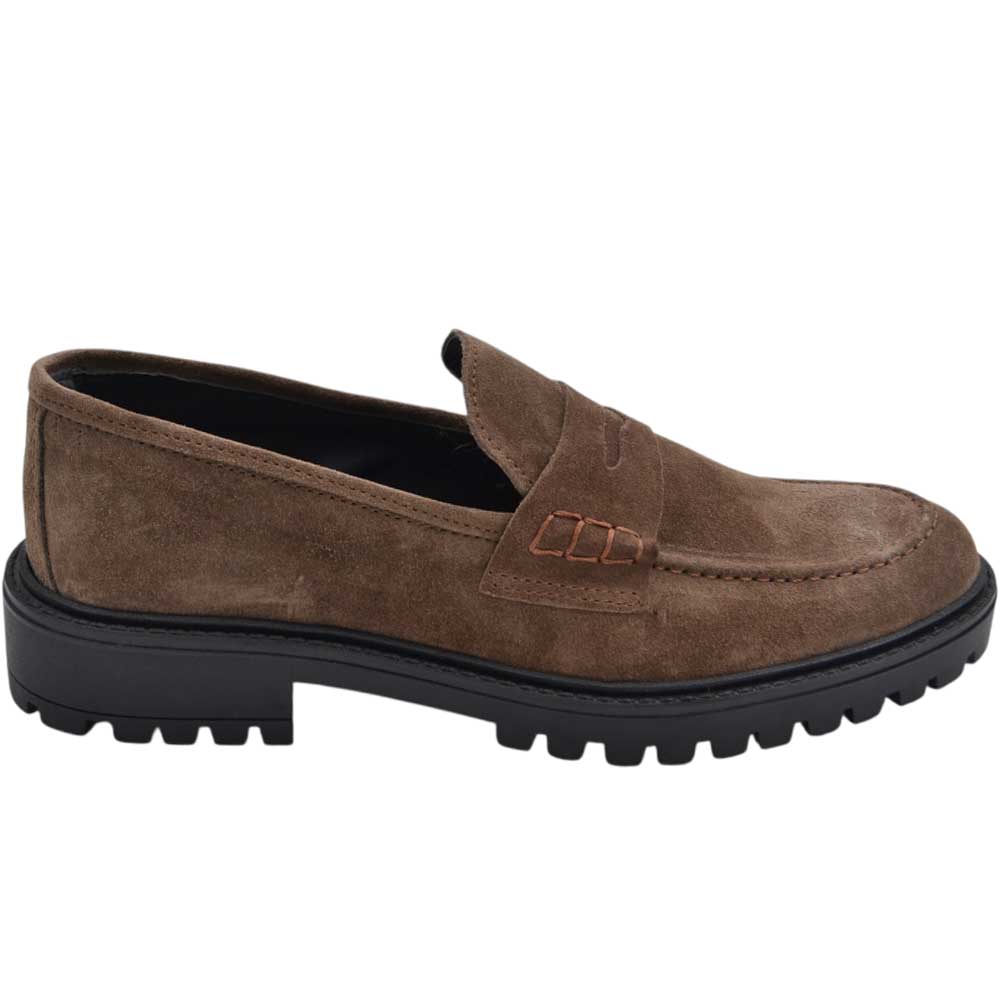 Scarpe uomo mocassino con bendina beige in vera pelle scamosciata business fondo gomma zigrinato alto.