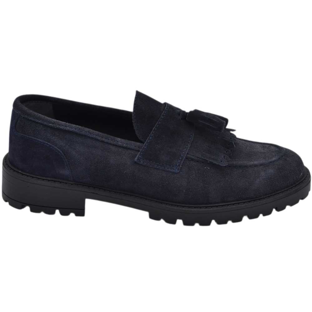 Scarpe uomo mocassino con bendina e bon bon blu in vera pelle scamosciata business fondo gomma zigrinato alto.