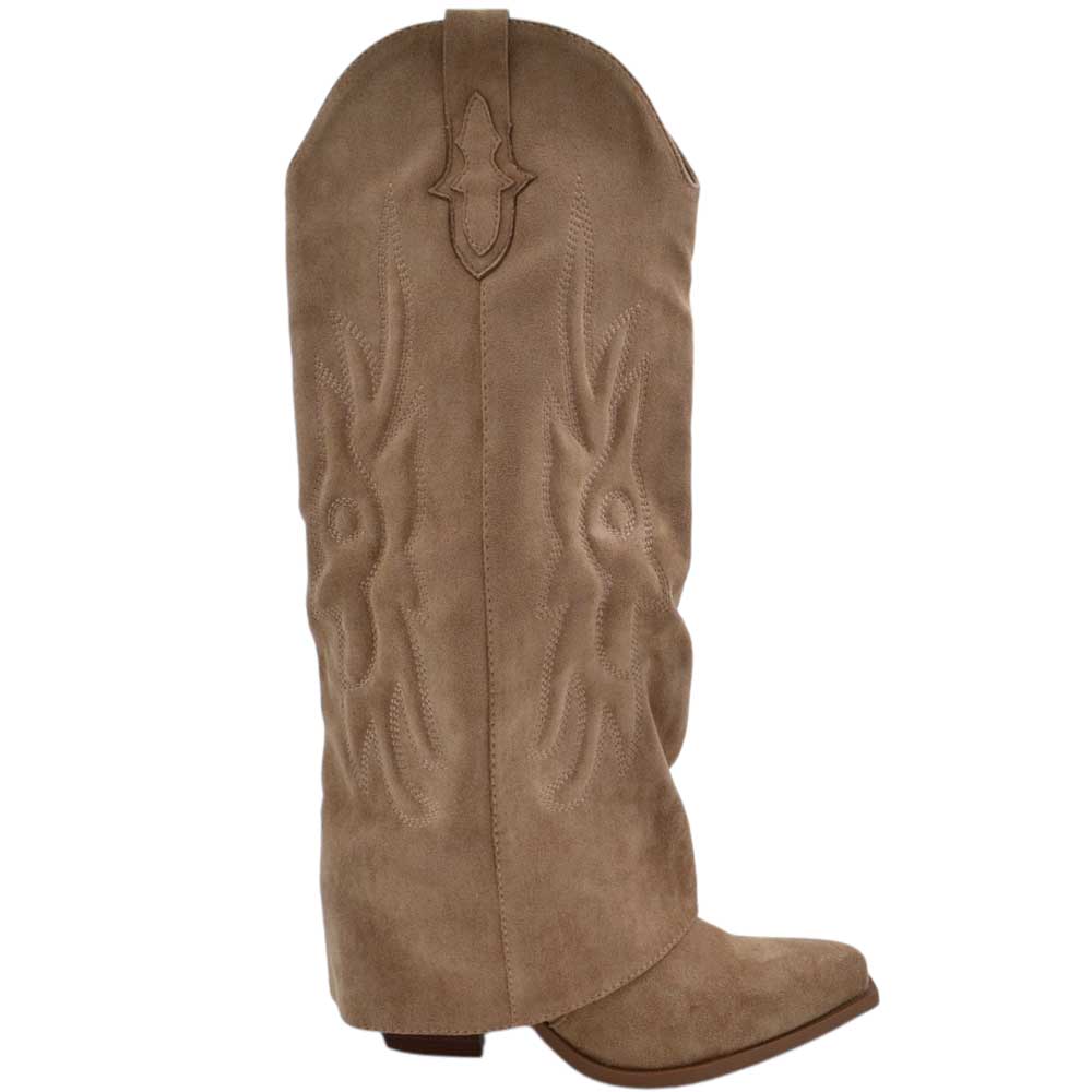 Stivali donna al ginocchio shark a punta in camoscio beige risvolto scollo a v tacco western 5 cm zip interna.