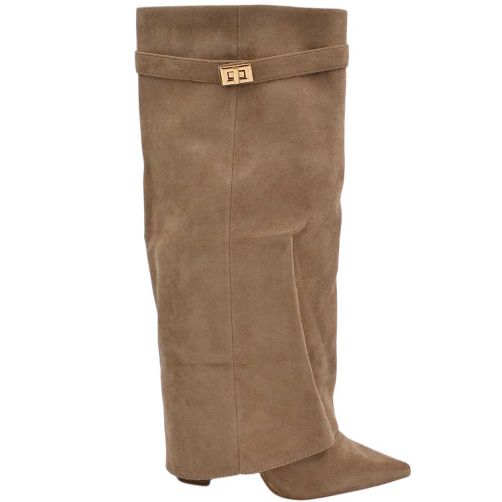Stivali donna al ginocchio shark a punta in camoscio beige risvolto gancio oro tacco largo 10 zip interna nascosta.
