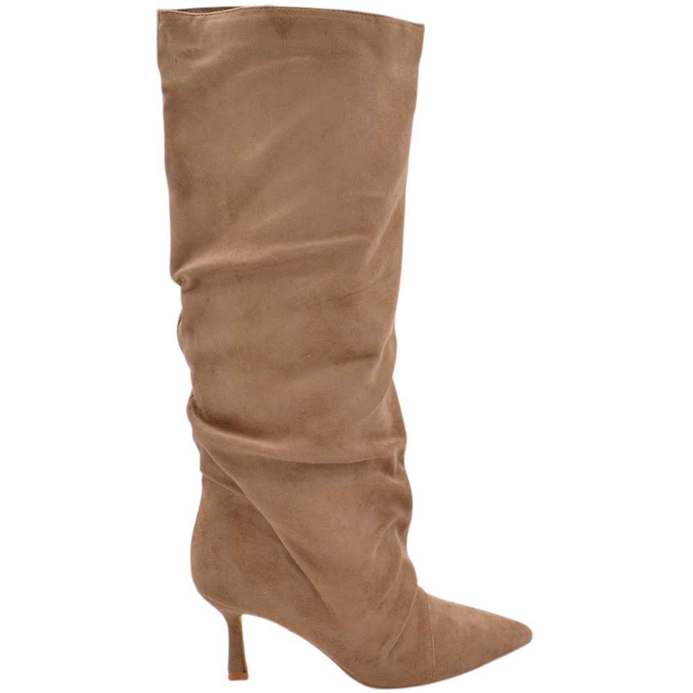 Stivale alto slouchy camoscio beige donna linea Basic con tacco a spillo kitten 3 cm gambale over a punta zip.
