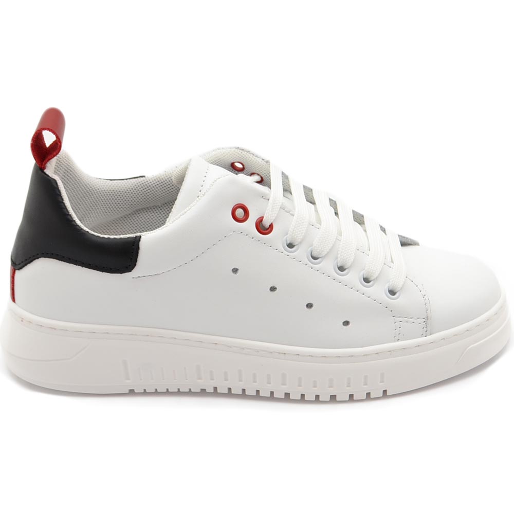 Sneakers uomo bassa vera pelle vitello bianco con tirante rosso e due occhielli rossi fondo alto bianco moda